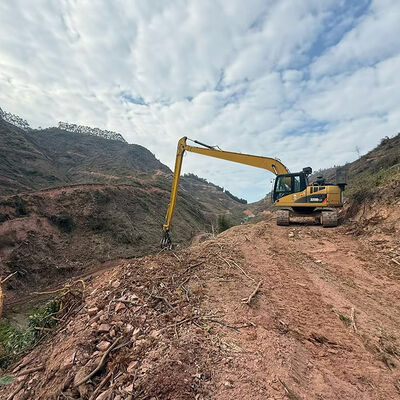 Excavadora de brazo largo con pinza para madera