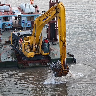 Excavadora de gran alcance con brazo largo
